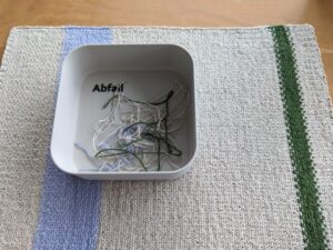 Fertiges Tischset ready nach dem Vernähen der Garnenden. Mit Abfallschale und Garnabschnitten.