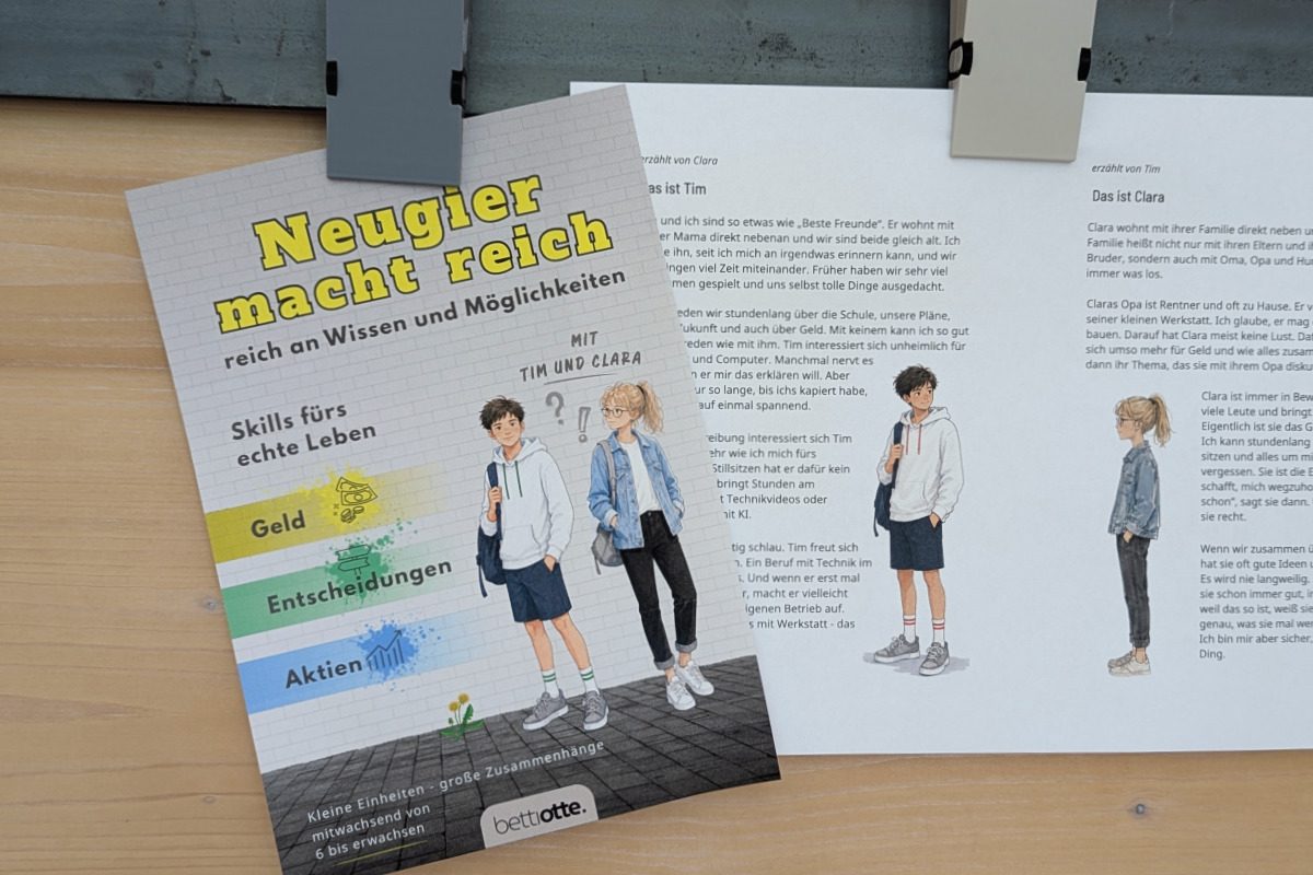 Layoutbild: Ausgedruckter Buchentwurf: das Cover Neugier macht reich, dahinter die Seiten Das ist Tim und Das ist Clara.